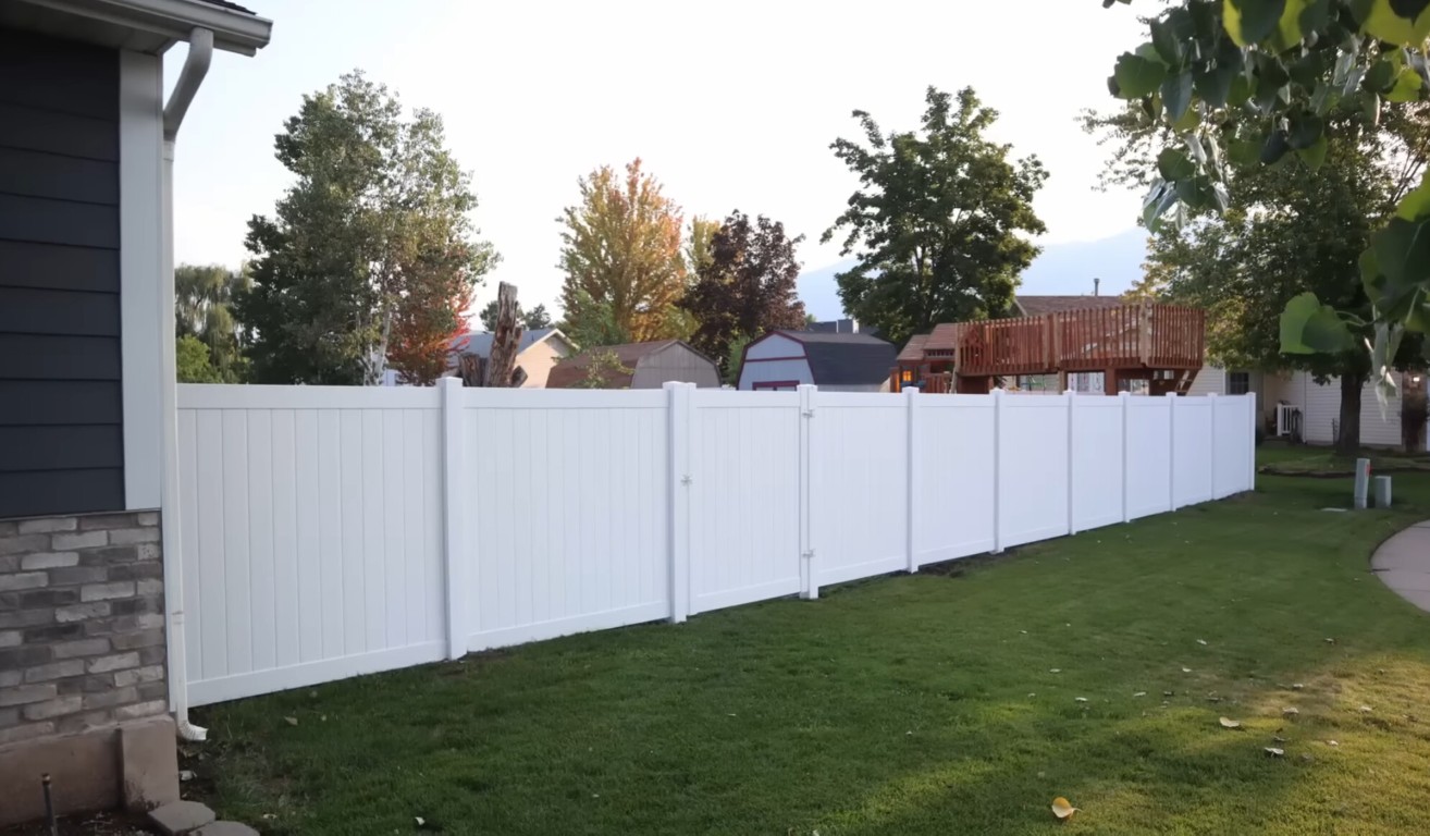 Variety of fence materials available in Poinciana, FL including wood, vinyl, and chain-link